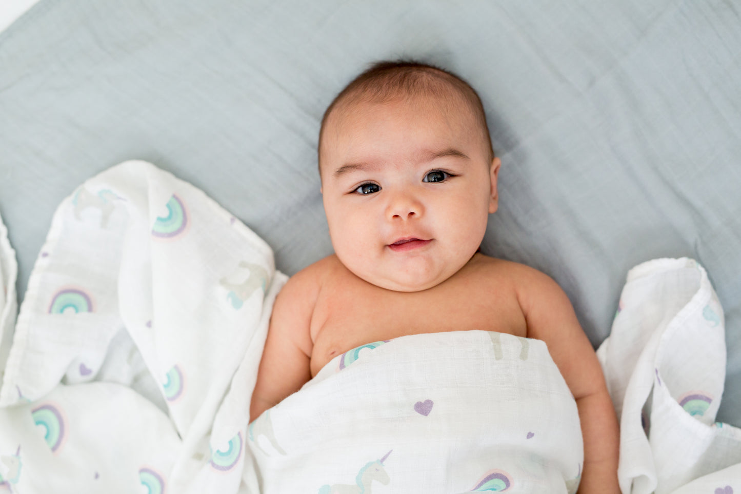 Lulujo - Muslin Swaddle - Rainbows & Unicorns (120cm x 120cm)