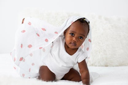 Lulujo - Muslin Swaddle - Strawberries (100cm x 100cm)