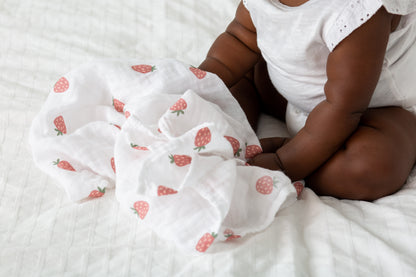 Lulujo - Muslin Swaddle - Strawberries (100cm x 100cm)