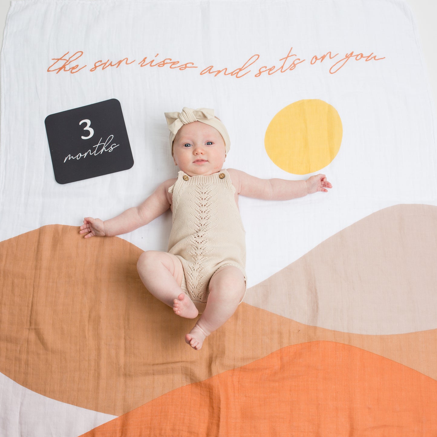 Lulujo - Single Cotton Swaddle & Cards Gift Set- Sun Rise