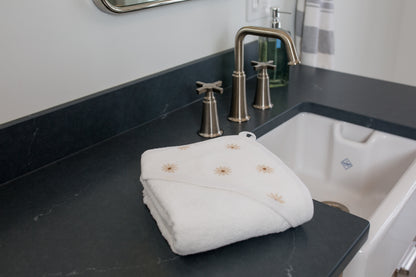 Lulujo - Hooded Towel - Daisies